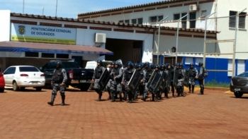Choque realiza pente-fino em presídio 