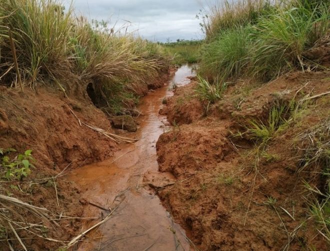 Empresa é autuada em R$ 25 mil por construir drenos