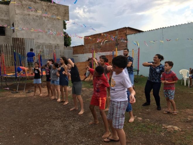 Festa comunitária diverte crianças com antigas brincadeiras