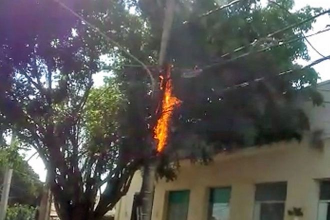 Curto-circuito causa incêndio em fiação de poste na Antônio Maria Coelho