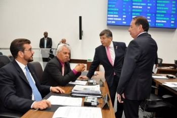 Deputados votam na proibição de bórax produto utilizado na slimes