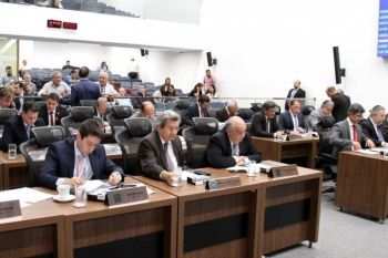 Deputados votam em projeto que suspende porte de arma 