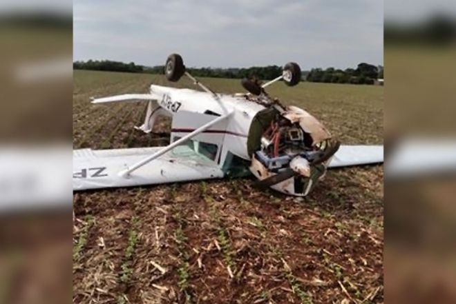 Avião cai em plantação de soja no Paraguai