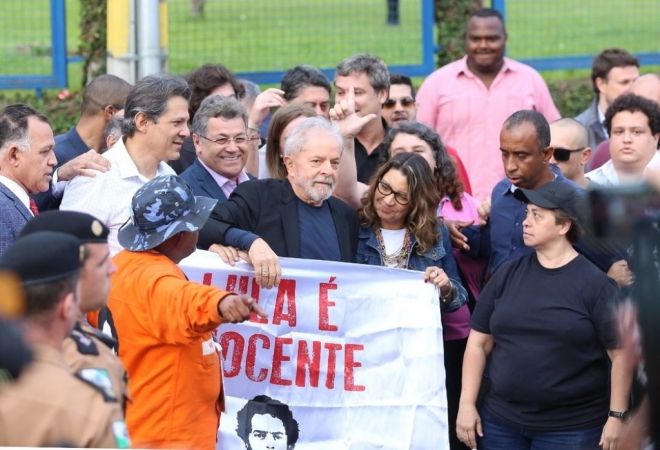 Em 1° discurso após ser solto Lula agradeceu os militantes 