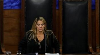 Senadora da oposição assume presidência da Bolívia 