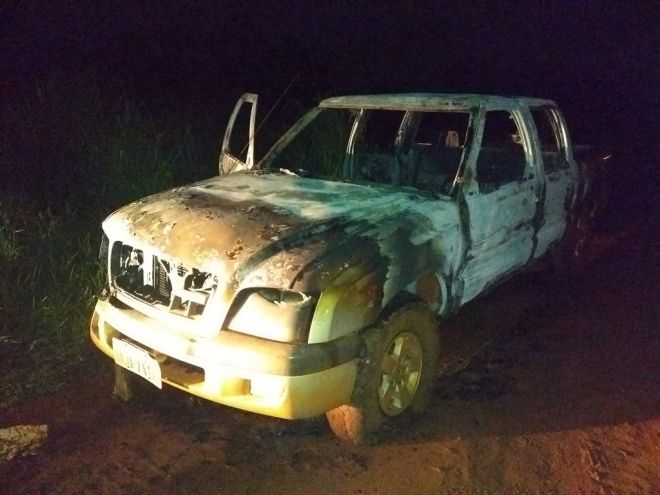 Após sequestro assaltantes abandonam camionete queimada 