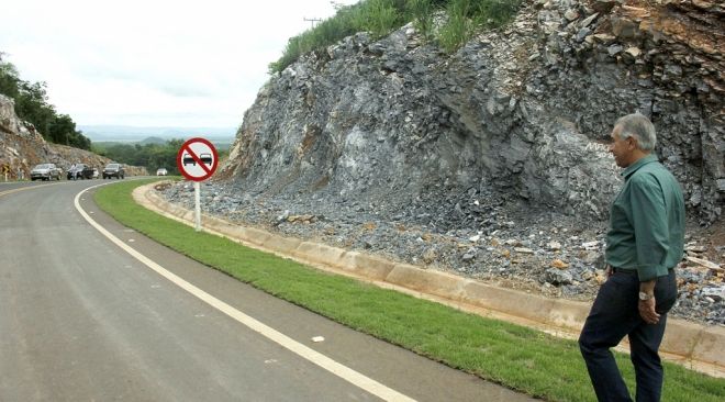 Ao entregar obras estruturantes para impulsionar o desenvolvimento da regi&atilde;o de Bodoquena 