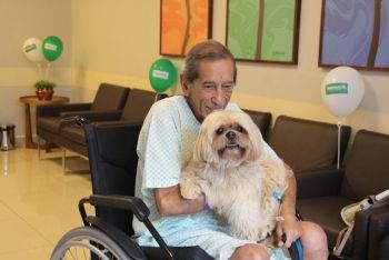 Doente de saudade cão visita dono na Unimed 
