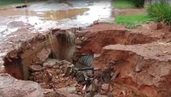 Cratera se forma em avenida após temporal