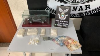 Policiais apreenderam 13 pedras de cocaína 