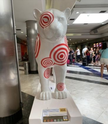 Aeroporto de Campo Grande recebe escultura do Jaguar Parade