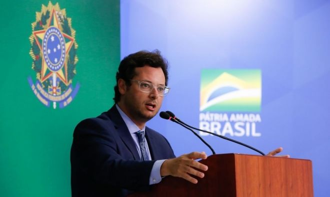 Chefe da Secom testa positivo para coronavírus; Bolsonaro é monitorado
