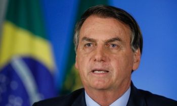 Jair Bolsonaro pede calma e diz que país vencerá novo coronavírus