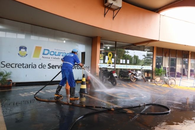 Prefeitura de Dourados faz limpeza e desinfecção de espaços públicos