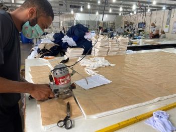 Indústrias do vestuário da Capital produzem máscaras de proteção