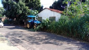 Prefeitura limpa terreno baldio após denúncias em Três Lagoas
