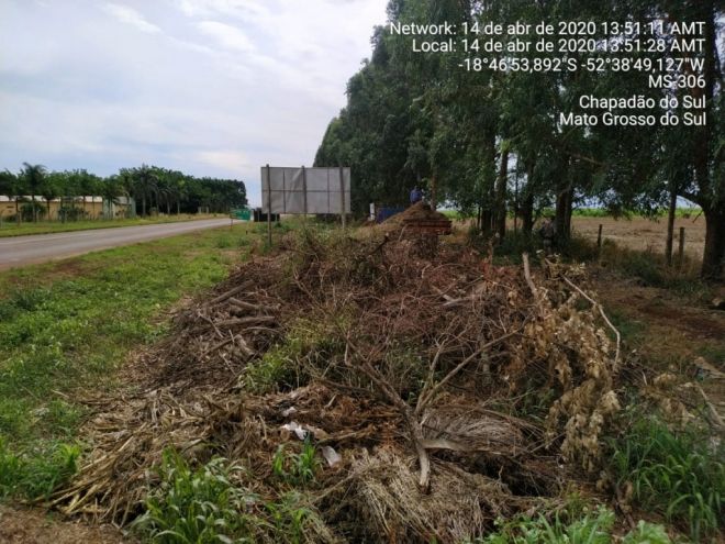 Fundação de pesquisa joga lixo em rodovia e é multada 