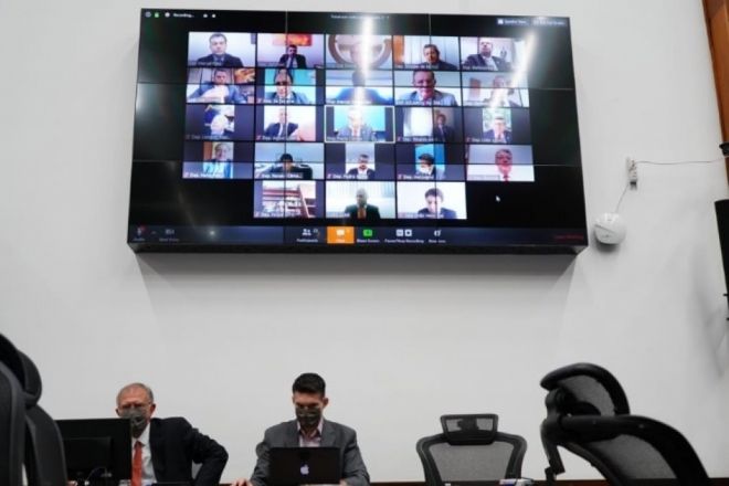 Deputados aprovam suspensão da validade de exames em concursos