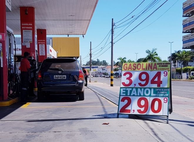Preço da gasolina cai em MS; Petrobras continua com reduções