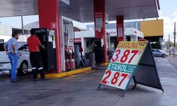 Com carros em casa, preço da gasolina continua em queda  