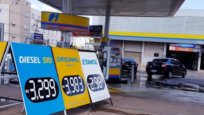 Com carros em casa, preço da gasolina continua em queda  