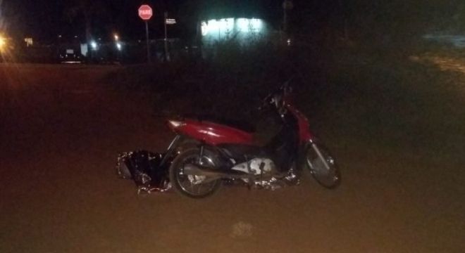 Motoqueiro é encontrado morto embaixo de motocicleta 