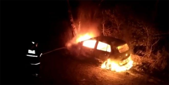 Motorista perde controle, trombar em árvore e carro pega fogo 