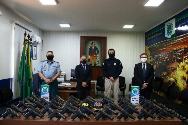 Polícia Militar recebe doação de 1000 pistolas da PRF