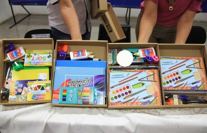 Kits escolares começam a ser entregues a estudantes em Corumbá