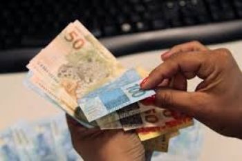 Brasileiros buscam menos créditos e Serasa destaca queda na busca por empréstimos