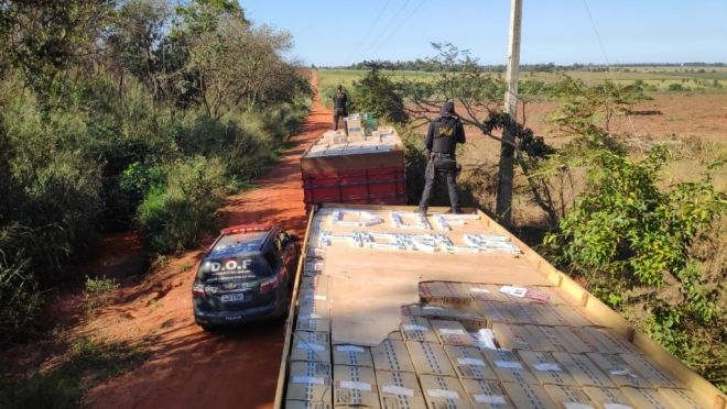 Caminhões carregados de cigarros é apreendido 