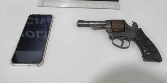 Em delegacia criança tenta se desfazer de arma 