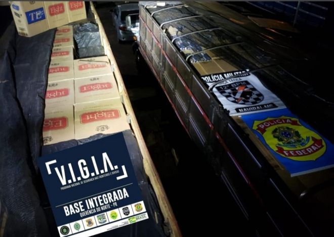 Ação  da PF e PM apreende dois caminhões de cigarros   Caso aconteceu durante a operação Hórus em na Capital   A  Polícia Federal e a Polícia Militar apreendeu  dois caminhões carregados de cigarros em Naviraí. A carga é de aproximadamente mil caixas de 