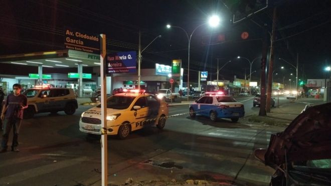 Policial militar fura sinal vermelho e colide com carro 