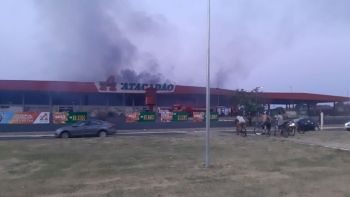 Incêndio está sendo combatido a mais de cinco horas