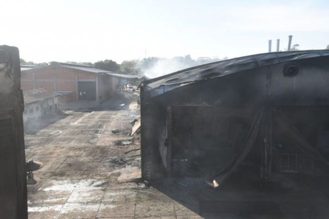 Fábrica de colchões é destruída por incêndio na Fronteira 
