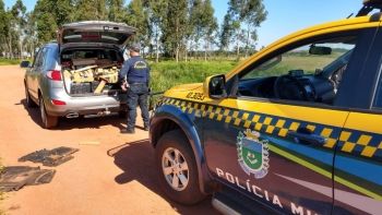 Traficante abandona carro carregado com maconha 