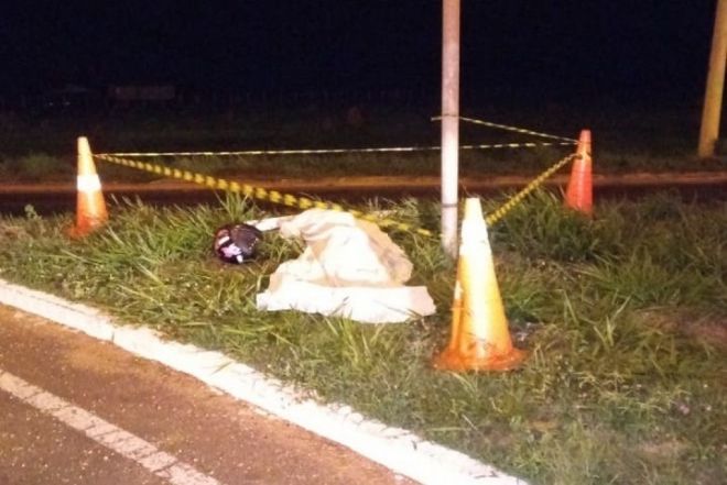 Motociclista morre ao colidir com placa de sinalização 