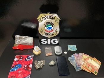Jovem por suspeita de tráfico de drogas é presa 