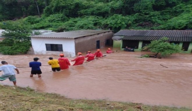 Familias desabrigadas pela chuva em Corumbá são resgatas pelos Bombeiros 
