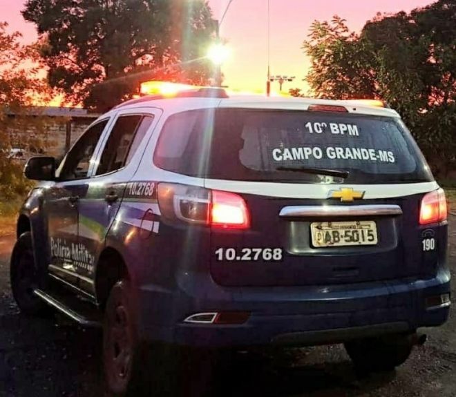 Bandido bate palma para assaltar residência 