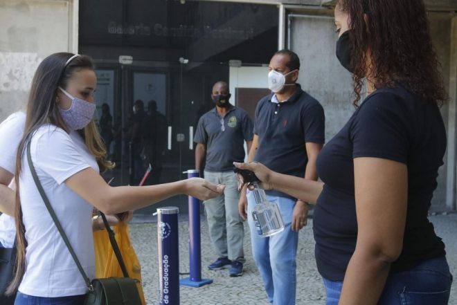 Enem teve abstenção recorde, alunos barrados e sala lotada em todo o Brasil