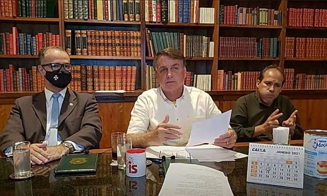 Durante live Bolsonara cota que vai discutir preço dos combustíveis