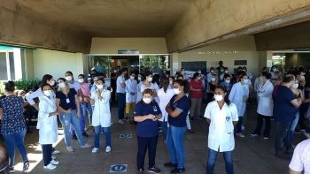 Com salários atrasados, trabalhadores da Santa Casa paralisam atividades