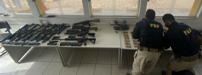 PRF apreende fuzil, pistolas e carregadores e munições 