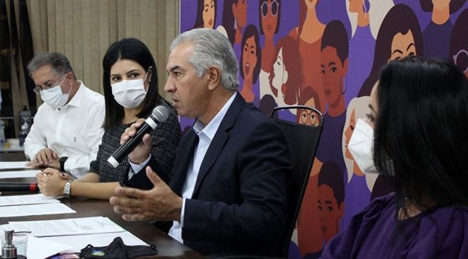 Durante live, Governador assina decretos em prol das mulheres
