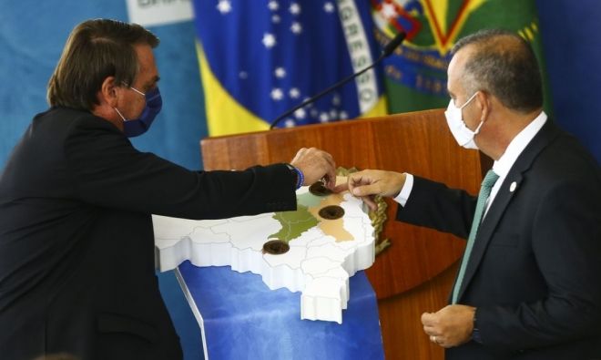 Bolsonaro lan&ccedil;a o Programa &Aacute;guas Brasileiras
