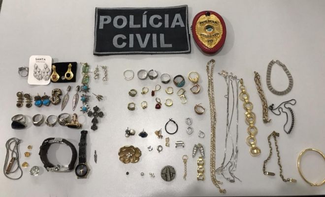 Idosa é presa após furto de R$ 300 mil em joias