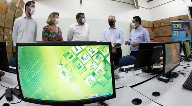 Governo entrega 376 computadores a escolas da rede estadual de ensino
