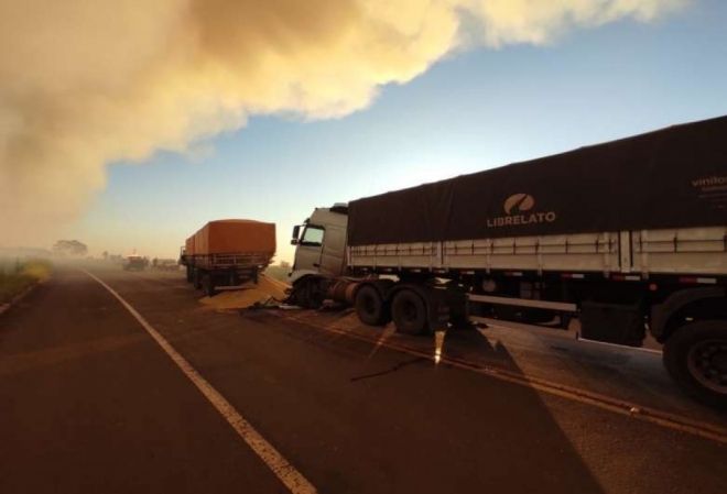 Fumaça causa acidente entre caminhões em Dourados 